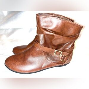 Womens Brown Booties Size 8, All Man Made Materials. Vietnam. Has Scratches Pic